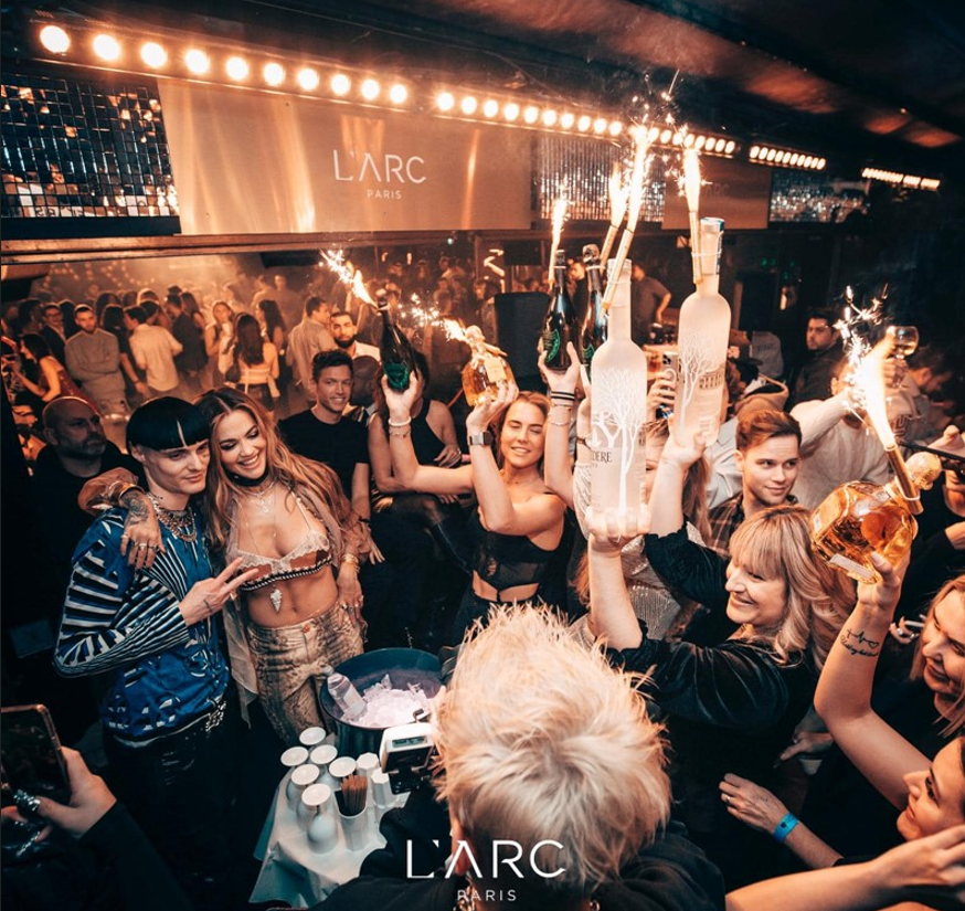 Service de bouteilles avec cierges magiques dans un club bondé