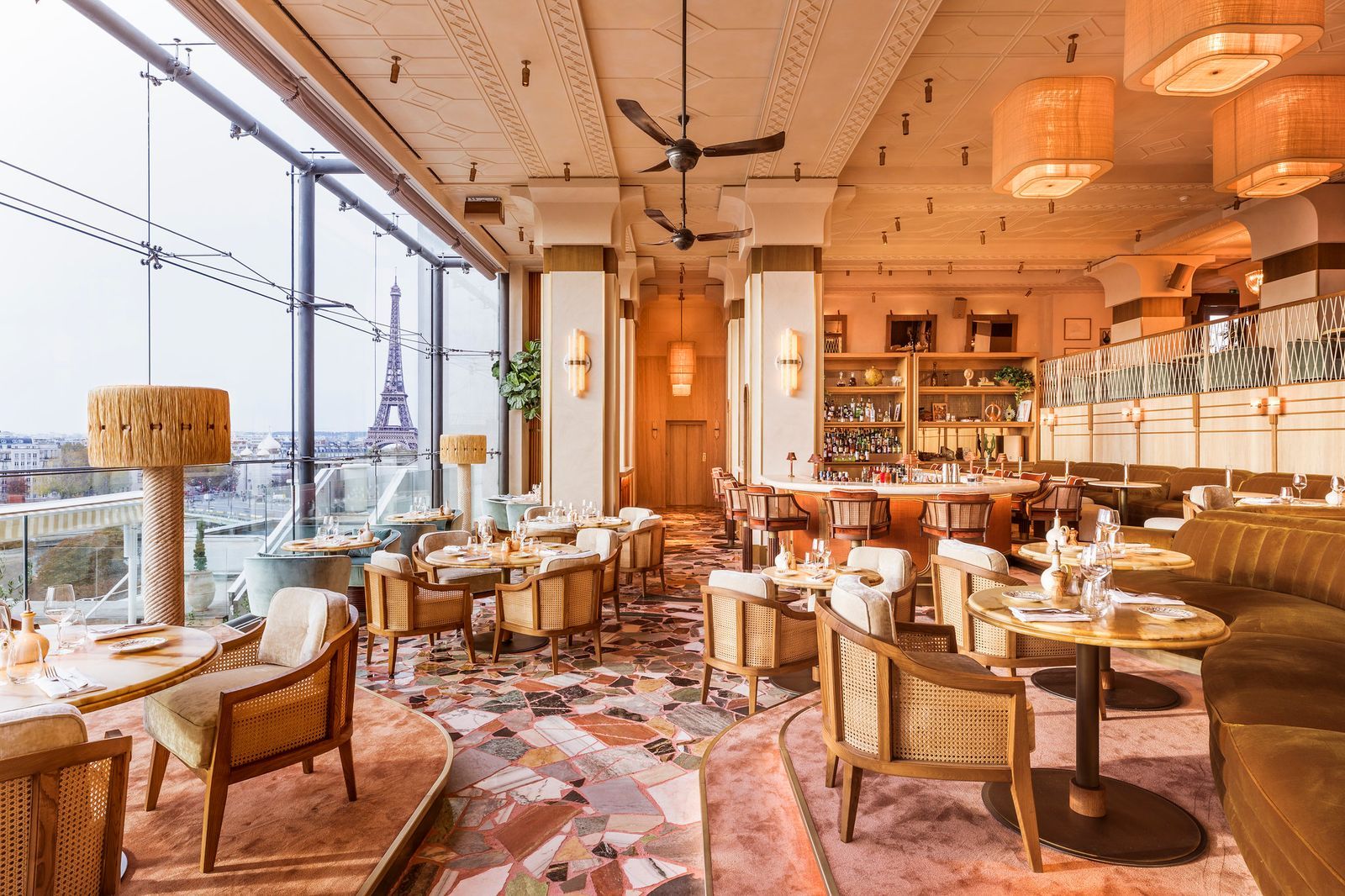 Salle de restaurant lumineuse avec vue sur la tour Eiffel